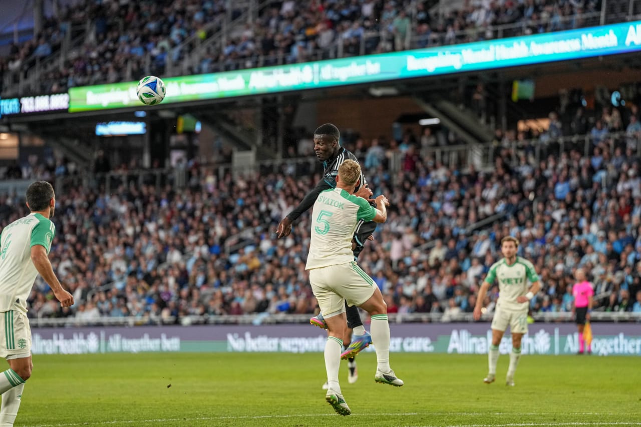 Tani Oluwaseyi Fights for a Header